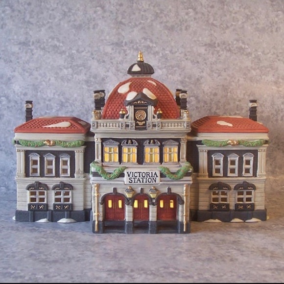 1989 Victorian Station by Dept 56 Dickens village series - Picture 1 of 10
